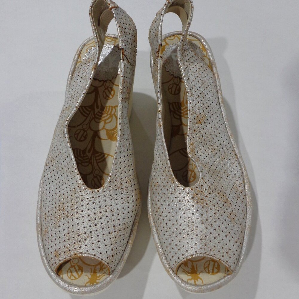 Fly London Womens Wedge Sandal Tan Silver Leather Platform Peep Toe Shoes Sz 7.5